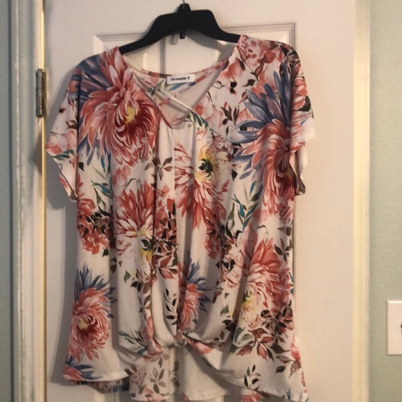 ee:some Tops - Ee:some - MEDIUM - 96% Polyester - Floral Top
